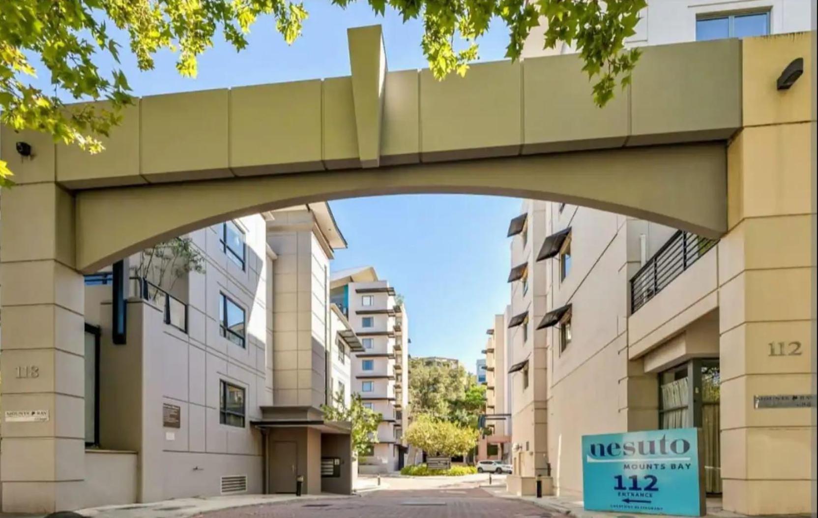 Lovely City Apartment With Private Courtyard, Pool, Free Parking, Gym パース エクステリア 写真