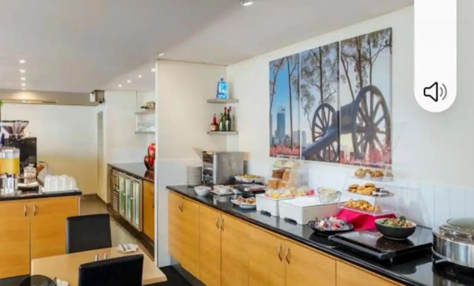 Lovely City Apartment With Private Courtyard, Pool, Free Parking, Gym パース エクステリア 写真
