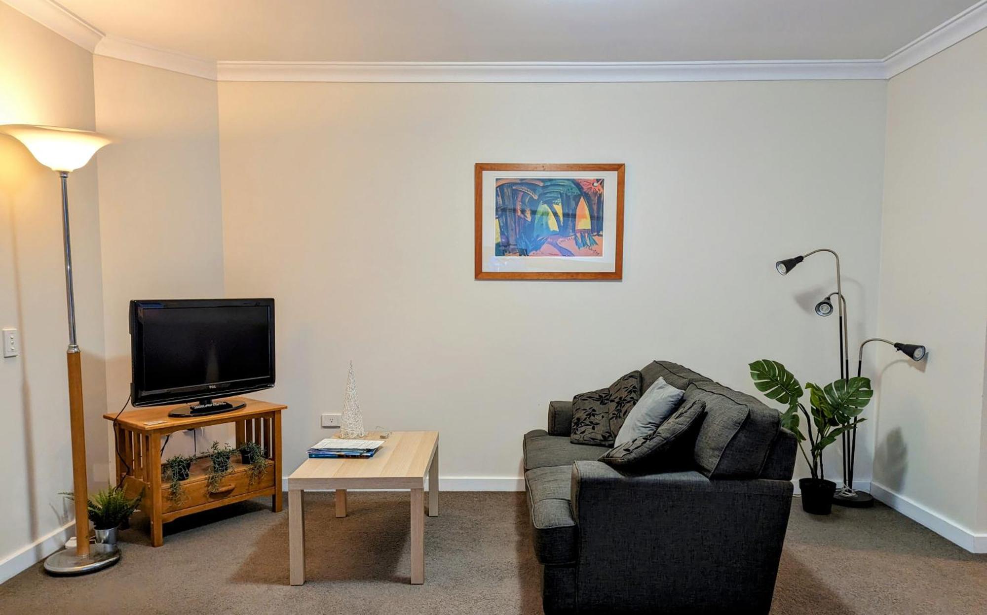 Lovely City Apartment With Private Courtyard, Pool, Free Parking, Gym パース エクステリア 写真