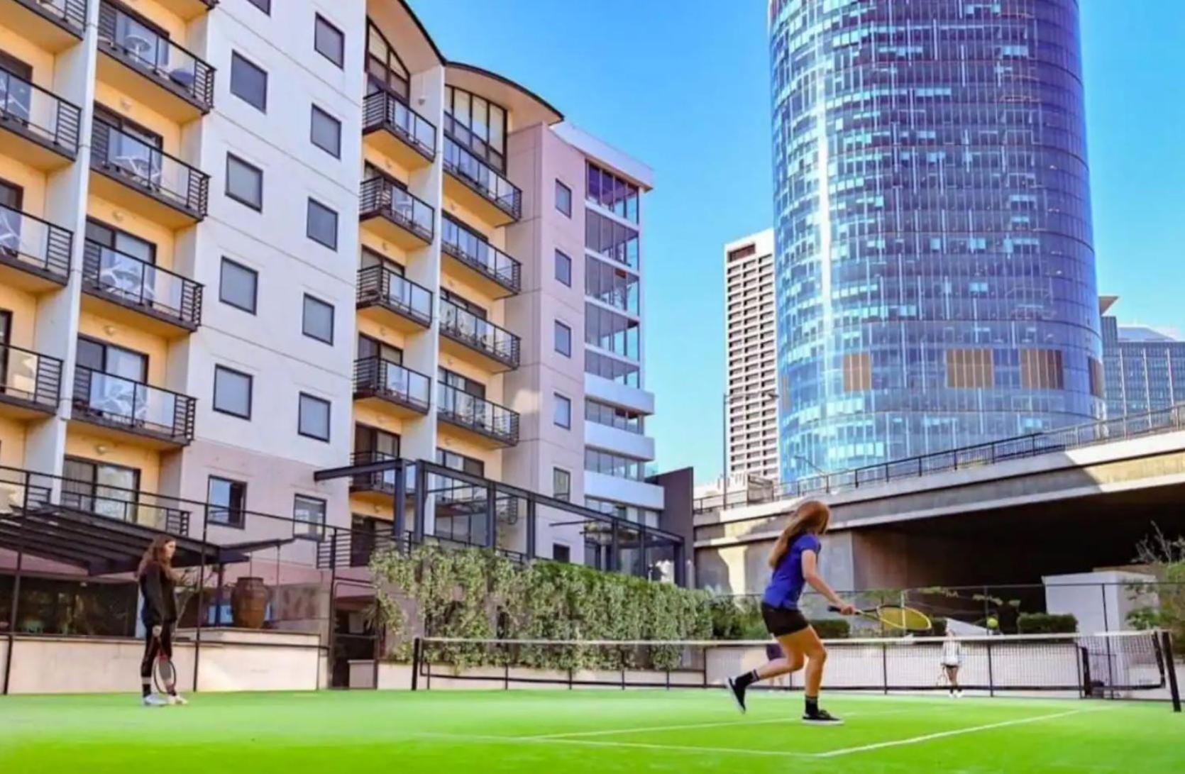 Lovely City Apartment With Private Courtyard, Pool, Free Parking, Gym パース エクステリア 写真
