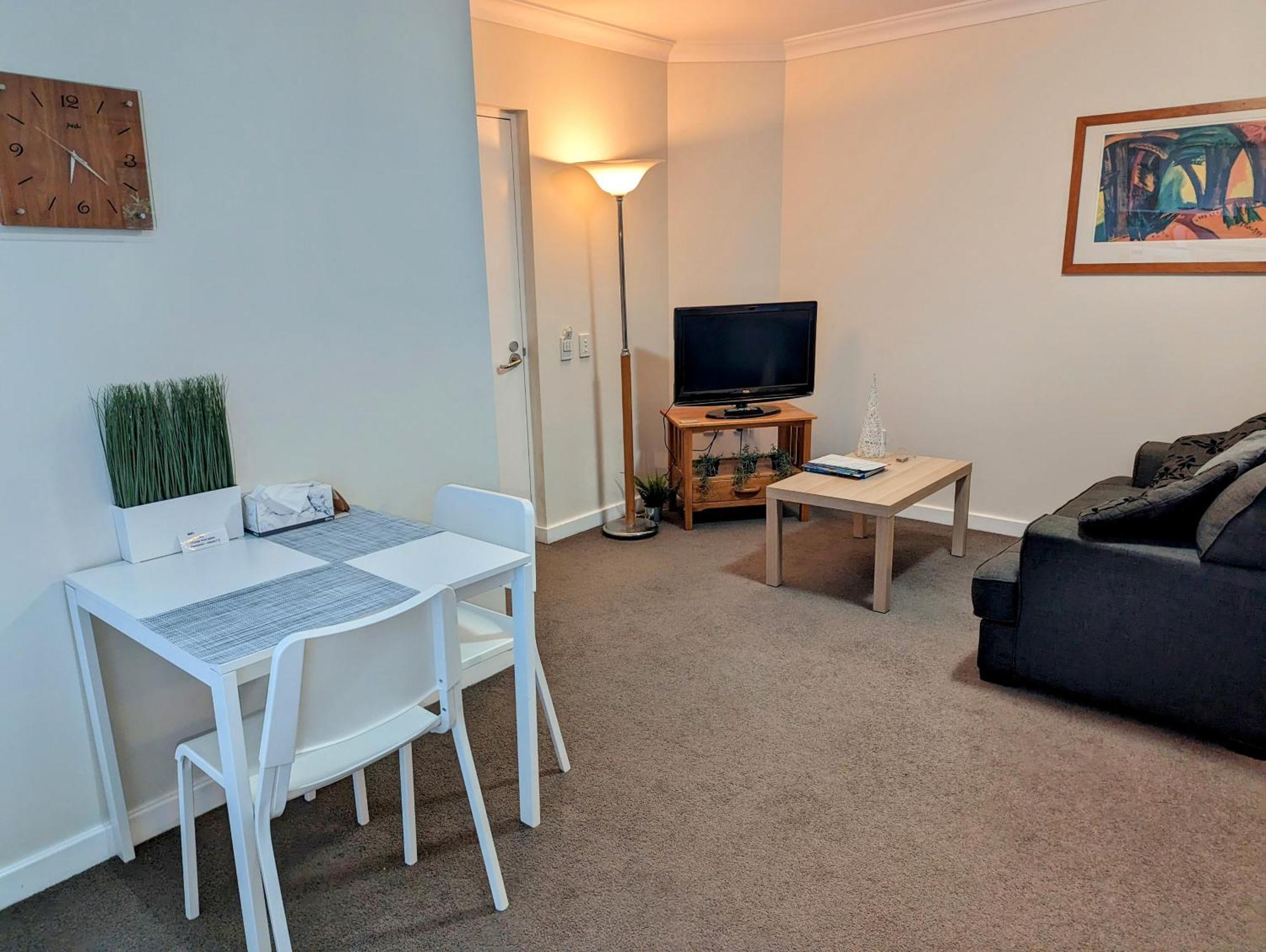 Lovely City Apartment With Private Courtyard, Pool, Free Parking, Gym パース エクステリア 写真