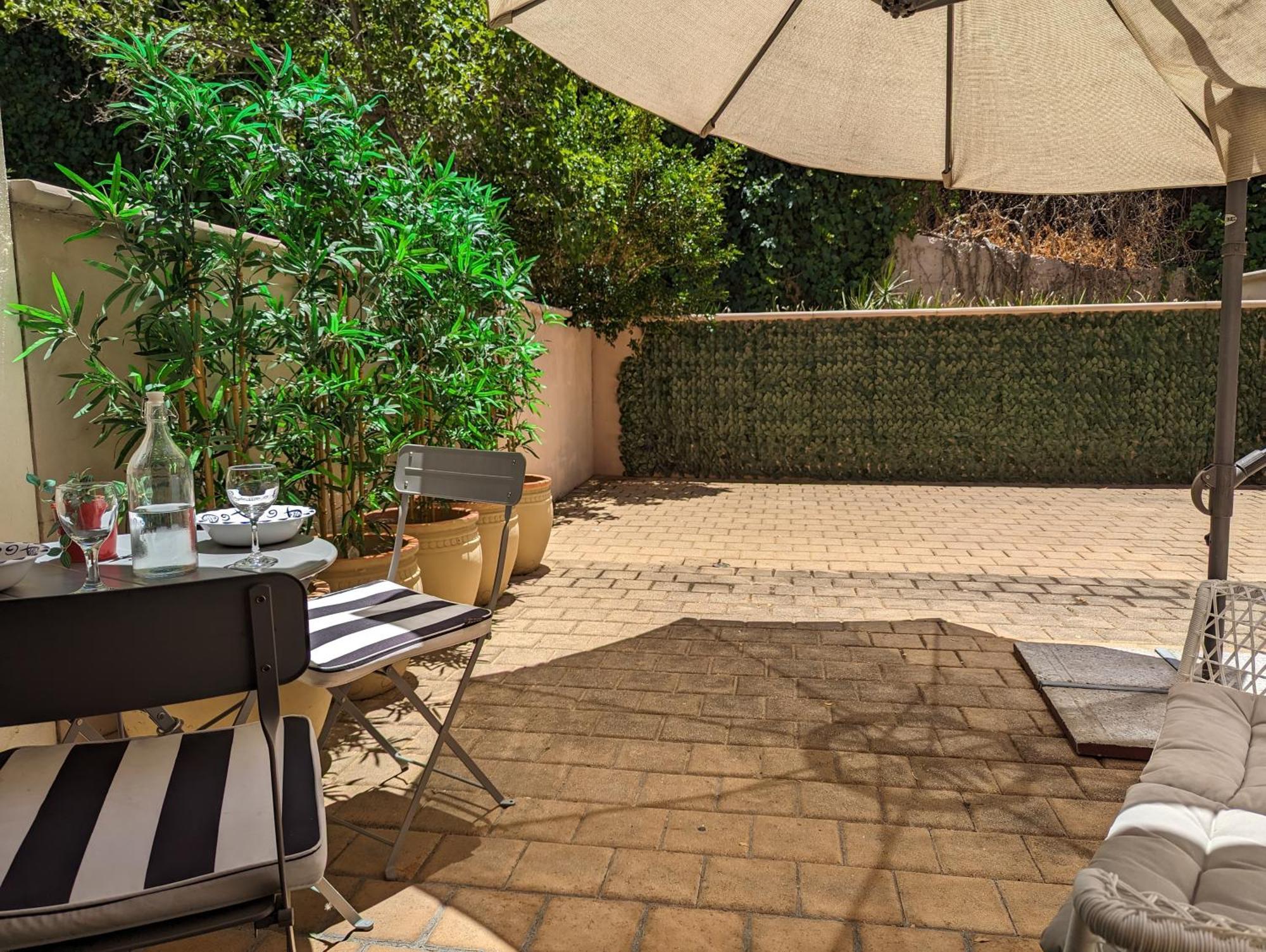 Lovely City Apartment With Private Courtyard, Pool, Free Parking, Gym パース エクステリア 写真